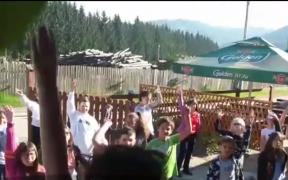 Prima tabără, un eveniment emoționant! 48 de copii au plecat pe Valea Doftanei