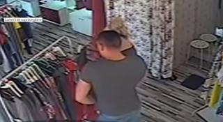 Alertă în Galați! Doi hoți, femeie și bărbat, surprinși în timp ce fură haine dintr-un magazin