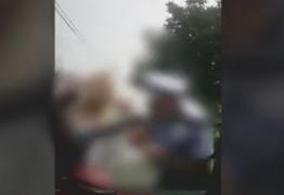 Mamă încătuşată în faţa copilului, în Ilfov. Femeia a oprit maşina neregulamentar, iar poliţiştii au urmărit-o prin oraş