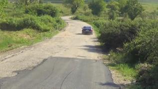 Pe drumul județean care duce în Cheile Nerei, asfaltul se toarnă pe lângă gropi