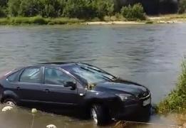 O maşină a fost luată de apă, pe malul Argeşului