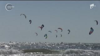 Concurs spectaculos de kitesurfing, cu zeci de zmeie, la Mamaia