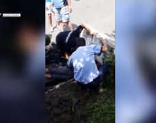 Imagini dramatice în Neamţ! Femeie de 75 de ani, salvată după ce a căzut într-un canal de scurgere