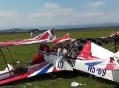 Două avioane s-au ciocnit în aer, în Suceava! Un pilot a murit, iar un altul a fost grav rănit