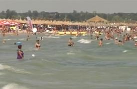 Turiştii aflaţi pe litoral au început să fure steagurile roşii arborate de salvamari, dar şi balizele instalate în larg