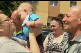 Imagini emoţionante la Cluj, acolo unde un bebeluş român născut în Italia îi vede prima oară pe bunicii lui