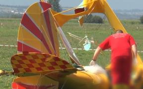 Pilotul care a supraviețuit accidentului aviatic din Suceava nu poate fi operat, pentru moment