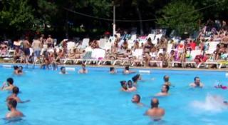 Cine nu a mers la mare, a mers la piscină! Doar aşa au făcut faţă bucureştenii, temperaturilor de peste 32 de grade Celsius