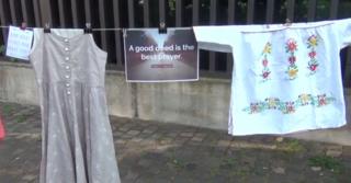 Haine pe aţă! Locuitorii din Baia Mare au organizat o acţiune pentru donaţii caritabile