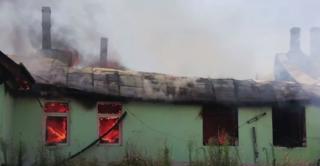 Incendiu la o şcoală de gimnaziu, în judeţul Tulcea. Pompierii s-au luptat mai multe ore cu flăcările