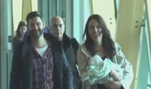 Cea mai tânără femeie-premier din lume, la serviciu după șase săptămâni de când a născut