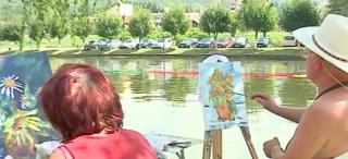 Se relaxează prin pictură! Zeci de oameni s-au instalat într-o tabără specială la Târgu Mureş