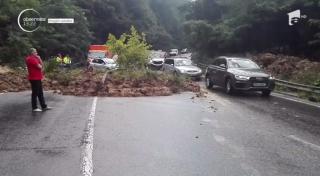 Calvar pe DN7, după ce un deal s-a surpat. Copacii şi pământul au ajuns direct pe carosabil.