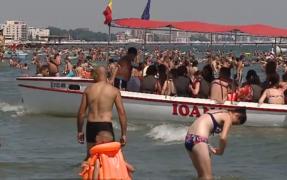 Litoralul, luat cu asalt de bugetarii cu vouchere de vacanţă. Abia se mai găsesc locuri de cazare la mare