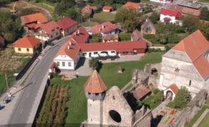 Biserica fortificată de la poalele Munţilor Făgăraş, prima construcţie din România care păstrează încă elemente ale stilului gotic