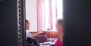 Scandal mare la uşa primarului din Târgu-Jiu. O bătrână a răbufnit, vărsându-şi nervii pe angajaţii Primăriei