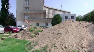 Situaţie incredibilă la Spitalului de Urgenţă din Craiova. În curtea unităţii sanitare au început lucrări pentru un heleşteu