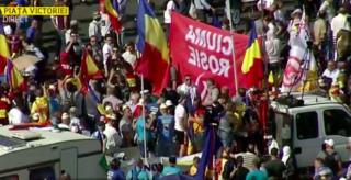 Violențe în Piața Victoriei! Protestatarii au spart cordonul de jandarmi și au ajuns la gardul Guvernului