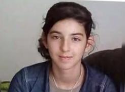 Mama adolescentei de 13 ani căutată după ce și-a înjunghiat bunica se teme că fata ar putea fugi din țară