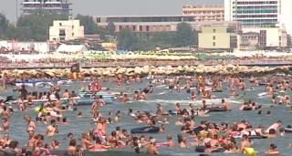 Aglomeraţie pe litoral. Peste 170.000 de români la malul mării