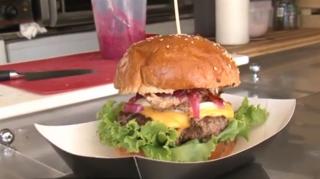 Concurs inedit la Iaşi. Mai mulţi tineri s-au întrecut pentru titlul de Marele Devorator de burgeri