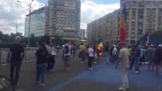 Noi violenţe în Piaţa Victoriei. Un protestatar a fost ridicat de jandarmi | Video
