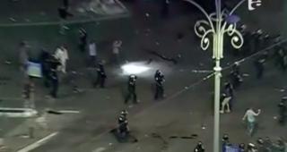 Poliţiştii l-au prins pe unul dintre cei care au furat o armă a jandarmilor, în timp ce aceştia erau bătuţi crunt!