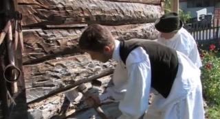 Un adolescent din Bihor a reuşit să salveze casa bunicilor, veche de 100 de ani