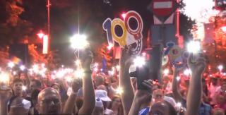 Protest pașnic în faţa Guvernului. Oamenii au luminat cu lanterne Piaţa Victoriei