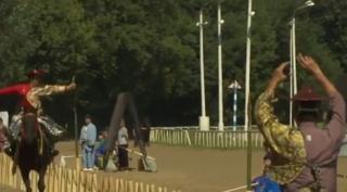 Imagini spectaculoase în Moscova, la o demonstraţie de măiestrie într-o străveche artă marţială japoneză: tirul cu arcul din goana calului