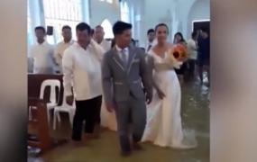 Nuntă în mijlocul unui taifun în Filipine. Mireasa a mers spre altar într-o biserică inundată