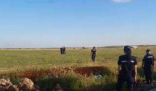 A făcut pe viteazul, dar îşi putea pierde viaţa. După ce a dat de un proiectil în pământ, un muncitor l-a cărat pur şi simplu în braţe!