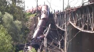 Dezastru ecologic în urma trenului prăbuşit de pe un pod din Craiova. Solul şi un pârâu din zonă sunt contaminate