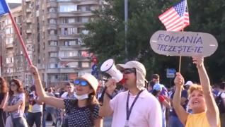 Trandafiri albi pentru jandarmi, în a doua seară de proteste la Bucureşti. Mii de oameni au venit, din nou, la Guvern