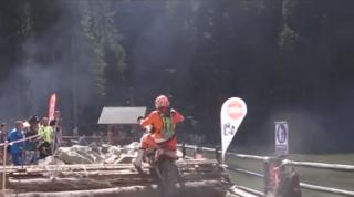 Pasionaţii de sporturi extreme s-au întrecut cu motocicletele în Bucovina