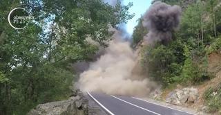 Circulaţia pe Transfăgărăşan a fost oprită! O stâncă a fost detonată