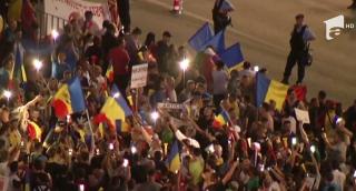 A treia zi de protest a adunat mii de oameni în Piaţa Victoriei