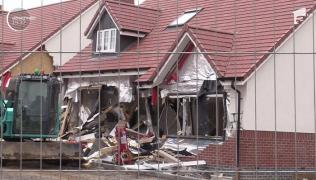 Un român din Marea Britanie a distrus cu excavatorul cinci locuinţe în valoare de 4 milioane de lire sterline