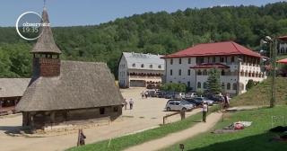 Sărbătoarea Sfintei Maria aduce la Mănăstirea Nicula din Cluj mii de pelerini