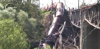 Zeci de oameni au fost la un pas de moarte, după accidentul feroviar din Dolj. Un tren cu pasageri a trecut pe podul pe jumătate prăbuşit
