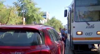 Nordul Capitalei, blocat, după ce un şofer şi-a parcat maşina pe liniile de tramvai