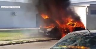 Panică pe o stradă din Timişoara. O maşină a luat foc în mers, iar şoferul a reuşit, în ultima clipă, să se salveze
