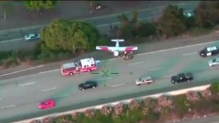 Clipe de panică în traficul din California. Un avion de mici dimensiuni a aterizat de urgentţă pe autostradă (Video)