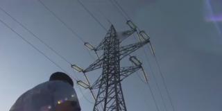 Tensiune la Vaslui. Un cioban a urcat pe un stâlp de înaltă tensiune şi a ameninţat că se omoară