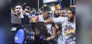 Ultimele detalii despre agresorul femeii-jandarm, care i-ar fi furat arma în timpul violenţelor din Piaţa Victoriei