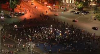 A patra seară de proteste în Piaţa Victoriei. Aproximativ 3000 de oameni au ieşit în stradă pentru a cere demisia Guvernului