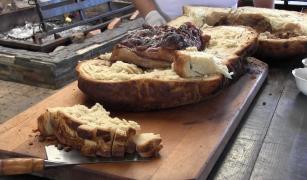 Şonka în pită, cel mai savuros preparat din vestul ţării. Reţeta e veche de sute de ani