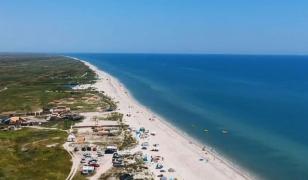 Munți de gunoaie și drumuri bombardate pe drumul către plajele Corbu și Vadu