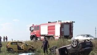 O clipă de neatenţie la volan a luat viaţa a doi oameni şi a băgat în spital alţi patru!