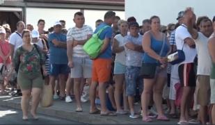 Lupta pentru şezlonguri nu se dă doar pe Litoral. Mii de turişti au luat cu asalt cel mai mare ştand cu apă sărată din România